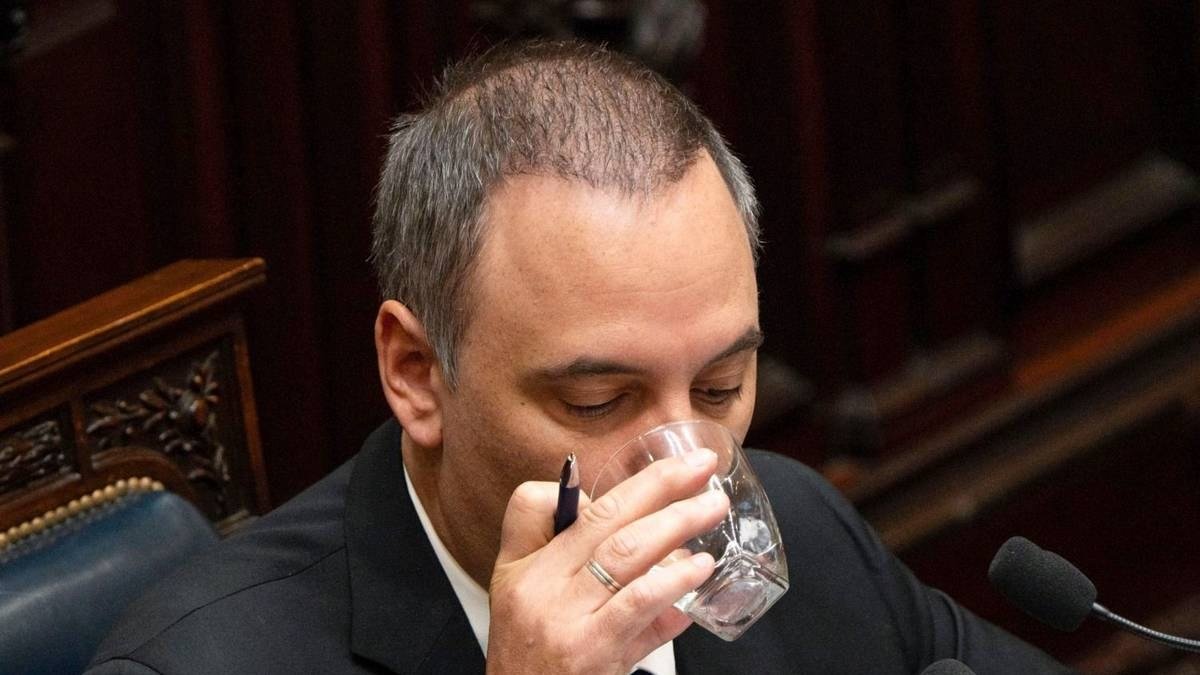 El Gobierno sigue sin responder por qué tiene custodia Adorni ni para qué la usa